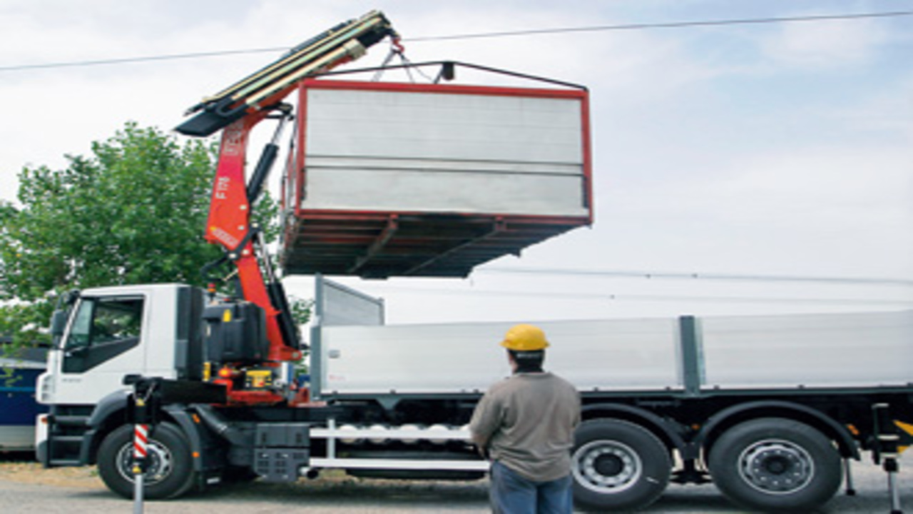 Livraison sur chantier avec camion grue